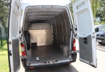 V kombiju prevažal 34 migrantov