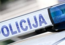 Peterica v krškem trgovskem centru kradla in napadla prodajalko