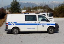Oče in sin vinjena družno grozila policistom