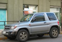 Odtujili osebni avtomobil in trije vlomi