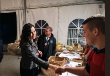 Patricija Šulin v Krško pripeljala pršut iz njene rodne Primorske