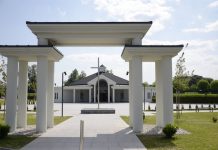Na pokopališču v Krškem uporabi predali novo veliko poslovilno vežico