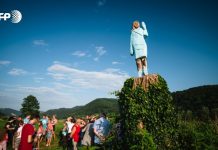 Z bizarnim kipom naredili škodo Melanii Trump