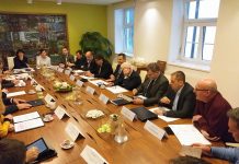 Minister Poklukar ob obisku v Posavju glede Romov in migrantov nanizal le nekaj splošnih obljub