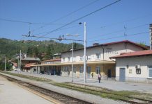Dovoljen mednarodni cestni in železniški potniški promet