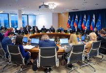 Vlada začasno prepoveduje zbiranje več kot 50 ljudi