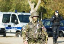 Merjenje vojaka s puško v sprehajalca se je izkazalo kot lažna novica