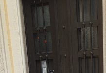 Olajšal se je kar pred sedežem LMŠ