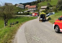 Krško: Vozil preblizu roba in končal na strehi