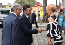 Šarec tako rekoč interpelira samega sebe