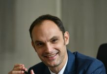 Anketa: Logar vodi v predsedniški tekmi