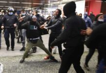 Nasilni protestniki fotografu razbili glavo, policistom pa metali granitne kocke