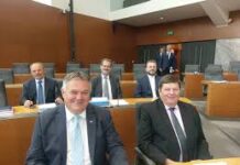 Poslanci DeSUS bi lahko danes izstopili iz stranke