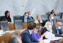 Kot smo napovedali: Začelo se je zvijanje rok poslancem SMC