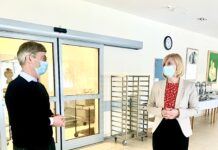 Državni sekretar Uršič v Sevnici o oskrbi starejših v času epidemije