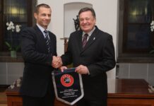 Medtem ko Čeferin na TV komentira politiko, mu razpada Uefa