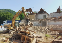 Rušenje objekta v Boštanju