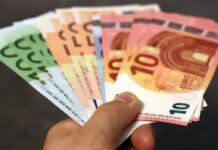 Vlada zagotovila nižje cene goriva in elektrike še za tri mesece