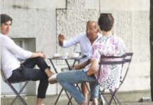 Kričijo dol s kapitalisti, družijo pa se s tajkuni