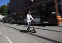 Končno zakonska ureditev za e-skiroje, višje kazni za telefoniranje med vožnjo