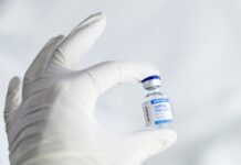 Med okuženimi in hospitaliziranimi s covidom-19 prevladujejo necepljeni