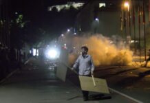 Skrajno neumno dejanje sredinega protestnika – z laserskim žarkom meril v helikopter
