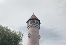 Ali veste zakaj brežiški vodovodni stolp krasi osem src?