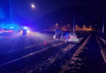 Sevnica: Vozilo na železniških tirih
