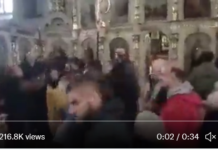 Video: Ukrajinski verniki pretepli duhovnika, ki je molil za Putina