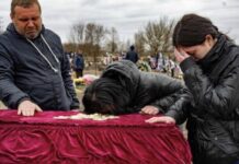 Pokopali 23-letno Karino, ki so jo posilili in s strelom v glavo ubili ruski vojaki