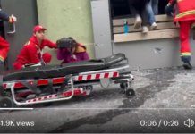 Reševalec ostal pri poškodovanki kljub eksplozijam, ki so kosile naokoli (video)
