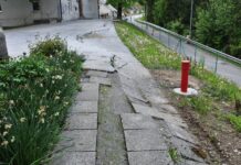 Sevnica: Z vrtinami preučujejo pogrezajoča se tla okoli cerkve v Zabukovju