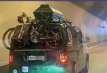 Avstrijski turist pojasnil krsto na strehi avtomobila