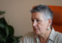 Največji sindikat zagovarja Golobovo znižanje plač in višje davke
