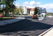 V Brežicah asfaltirajo rondo pri Sparu in cesto ob kolesarski stezi Brežice-Dobova