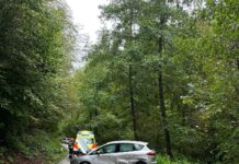 Srednik: Prometna nesreča, eno vozilo v potoku