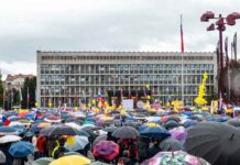 Primc ministru Mescu: “Nimaš časa za svojo družino, imaš pa čas uničevati naše družine!”