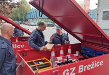 Brežiške gasilske enote prevzele novo opremo