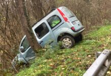 Sevnica: Zaradi neprilagojene hitrosti v ograjo in s ceste