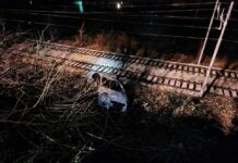 Orehovo: Po prevračanju vozila to pristalo ob železniški progi