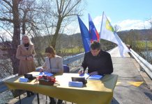 Podpisana pogodba za obnovo lesenega mostu na Borštu