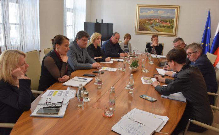 Delovno-srecanje-zupana-Ivana-Molana-s-sodelavci-in-direktorjem-Direkcije-RS-za-infrastrukturo-Bojanom-Ticarjem-ter-vodjo-Sektorja-za-investicije-v-ceste-Tomazem-Willenpartom-2048x1266