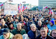 Pred današnjim shodom: “Prinesite raglje, pokrovke, bobne, piščalke, karkoli, ker bomo glasni!”