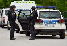V krški prodajalni spet kradli, čez vikend številni nelegalni prehodi meje