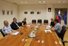 Minister Poklukar z županom Brežic o romski skupnosti in meji