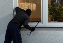 Lažno se predstavljajo za uslužbence elektro podjetja in kradejo po hišah