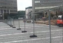 Pred današnjim shodom upokojencev Janković z ograjo zaprl Trg republike