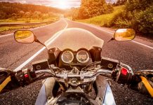 V Leskovcu sta trčila motorist in voznik avtomobila