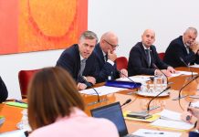 Nataša Sukič (Levica) predlog zakona za reševanje romske problematike označila za rasističen