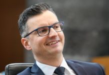 Bo letel še Šarec? Po ministru za obrambo udarila kar njegova strankarska kolegica Šetinc Pasek